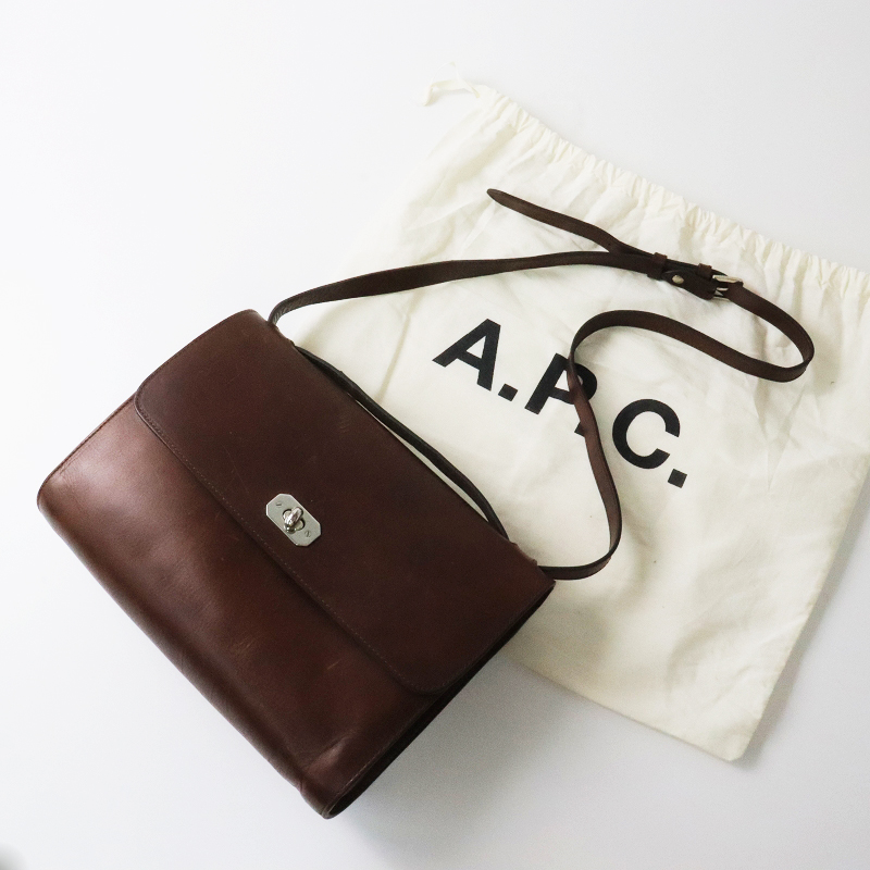 A.P.C. アーペーセー SAC GREENWICH ターンロック開閉 レザーショルダーバッグ « ブランド衣類 宅配買取専門店 TRESOR